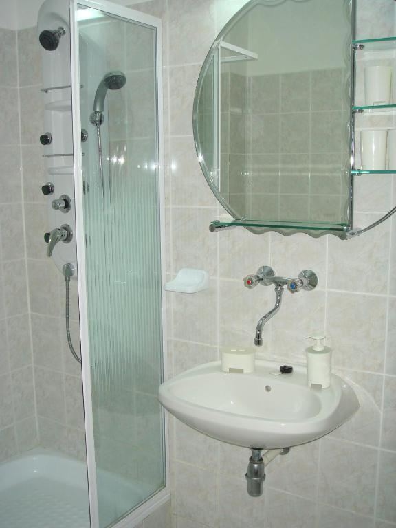 Roza Hotel Es Apartmanhaz Esztergom Zimmer foto