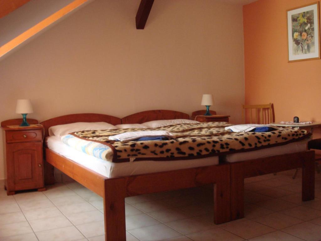 Roza Hotel Es Apartmanhaz Esztergom Zimmer foto