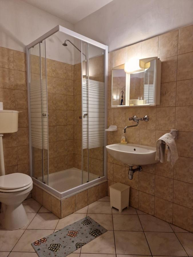 Roza Hotel Es Apartmanhaz Esztergom Exterior foto