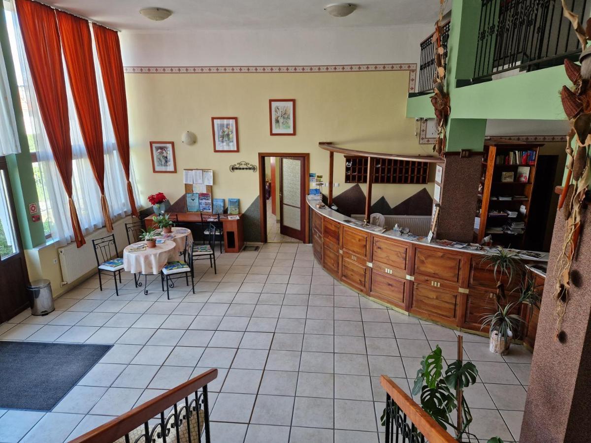 Roza Hotel Es Apartmanhaz Esztergom Exterior foto