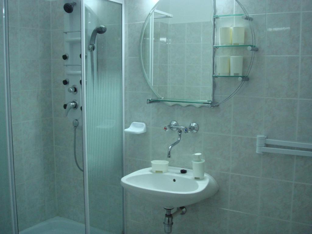 Roza Hotel Es Apartmanhaz Esztergom Zimmer foto