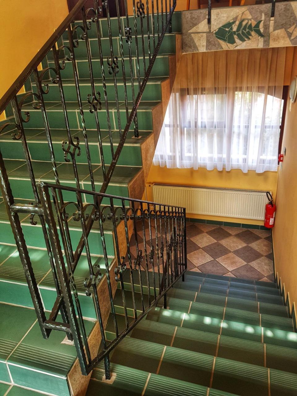 Roza Hotel Es Apartmanhaz Esztergom Exterior foto