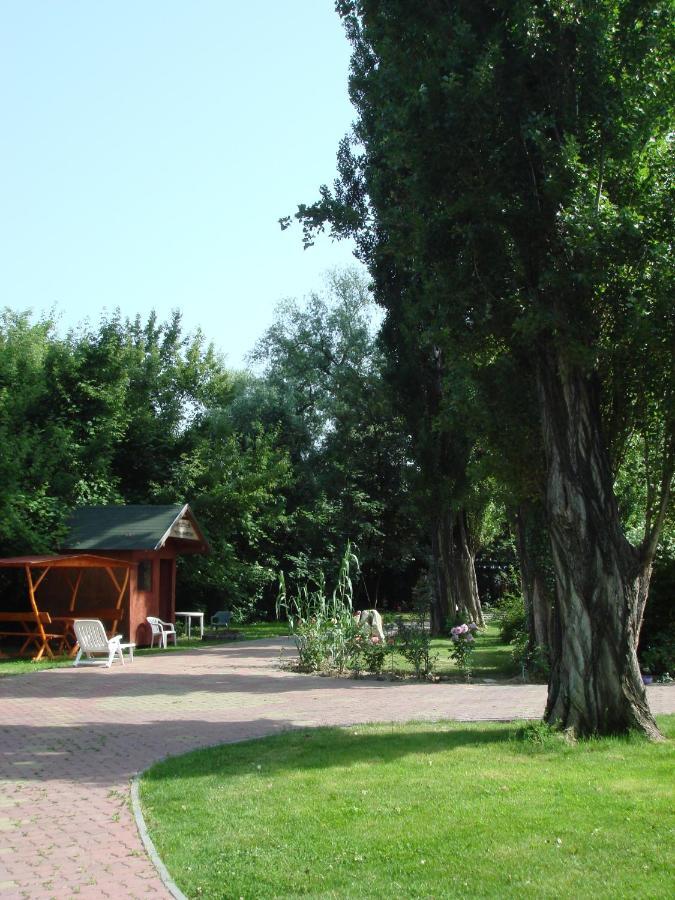 Roza Hotel Es Apartmanhaz Esztergom Exterior foto